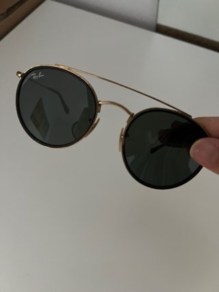 Gafas de sol Ray-Ban doradas y negras