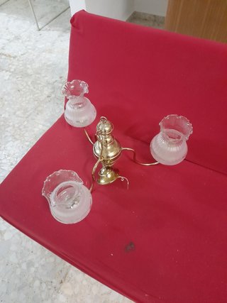 Lámpara de techo dorada con tulipas