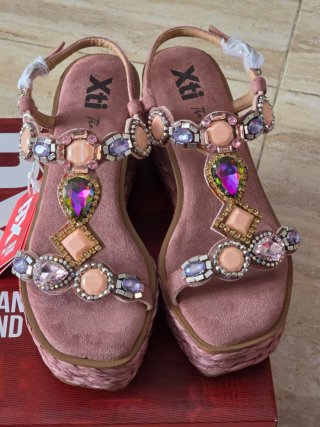 Sandalias de cuña Xti con pedrería talla 40