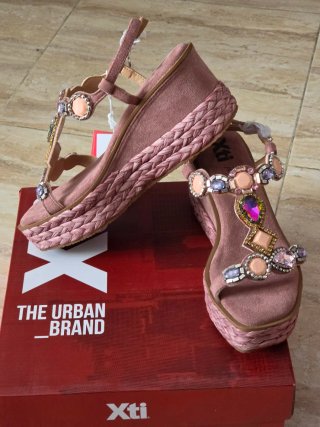 Sandalias de cuña Xti con pedrería talla 40