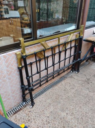 Cabecero de cama metálico