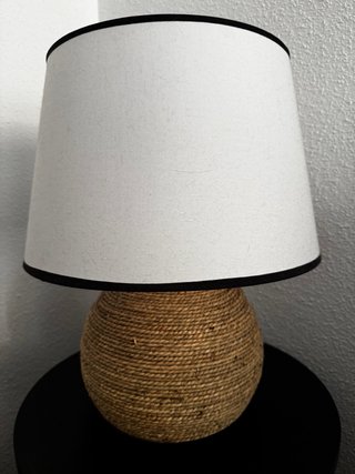 Lámpara de mesa de tela y yute