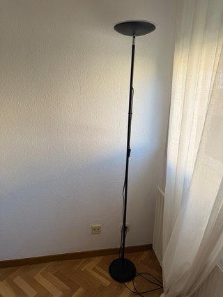Lámpara de pie negra moderna