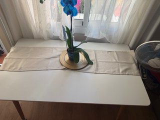 Mesa de comedor Skilum blanca y madera