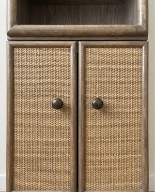 Estantería de madera y mimbre