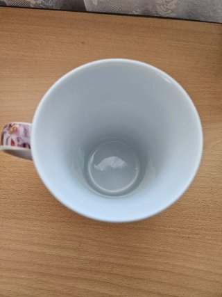 Taza de porcelana fina con diseño artístico