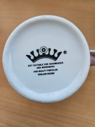 Taza de porcelana fina con diseño artístico