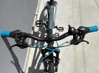 Bicicleta Rockrider plateada y azul