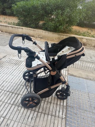 Carrito de bebé negro y dorado