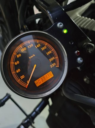 HARLEY DAVIDSON IRON 883