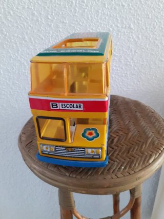 Autobús escolar de hojalata antiguo