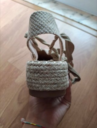 Alpargatas beige y verde con lazo