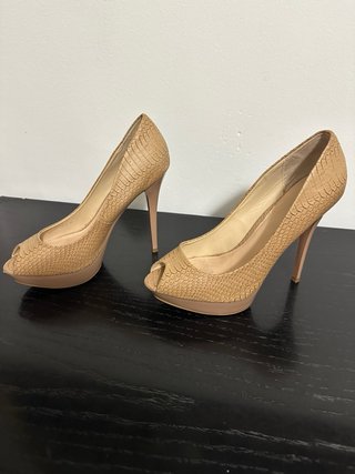 Zapatos de tacón peep toe beige