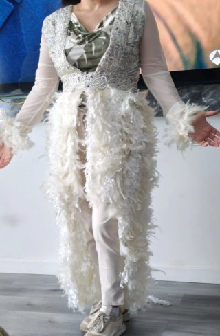 Vestido de boda plateado y blanco