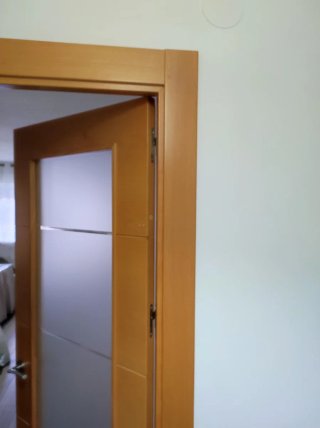 Puerta madera maciza con cristal