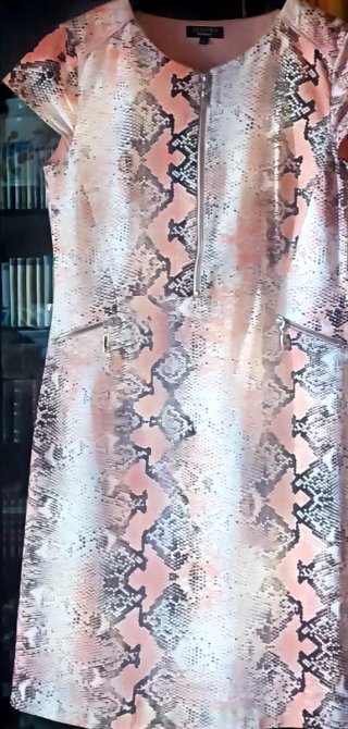 Vestido estampado de serpiente color salmón