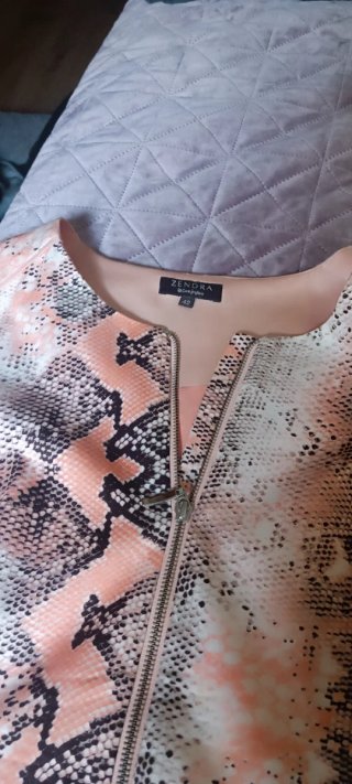 Vestido estampado de serpiente color salmón