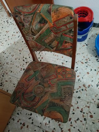 Sillas de madera con tapizado multicolor