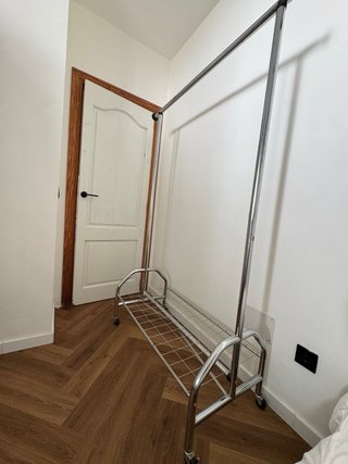 Perchero Metálico Plegable con Ruedas