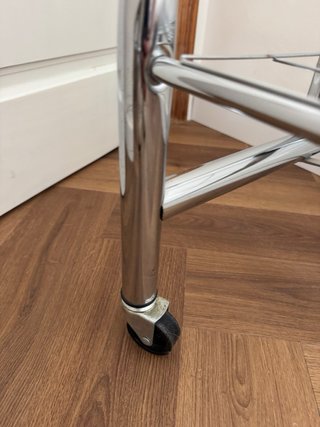 Perchero Metálico Plegable con Ruedas