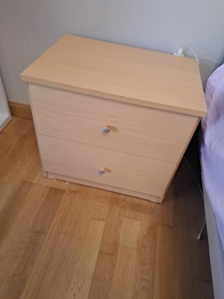 Mesita de noche de madera