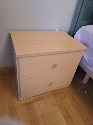 Mesita de noche de madera