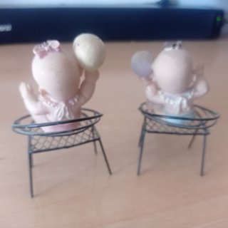 Pareja figuritas bebés Kewpie con silla de forja