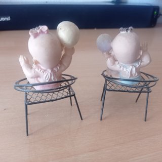 Pareja figuritas bebés Kewpie con silla de forja