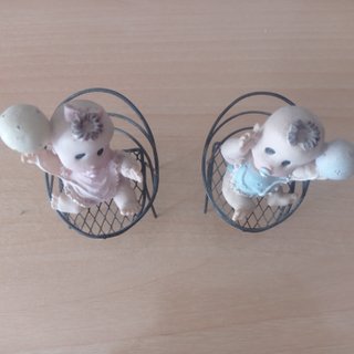 Pareja figuritas bebés Kewpie con silla de forja