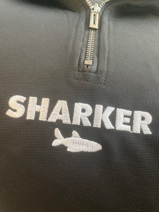 Sudadera Sharker negra con cremallera