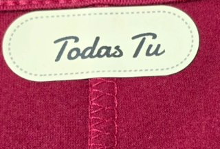 Blusa burdeos y negra de manga larga.