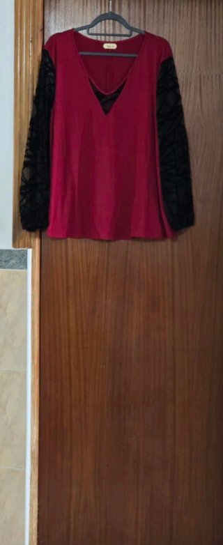 Blusa burdeos y negra de manga larga.