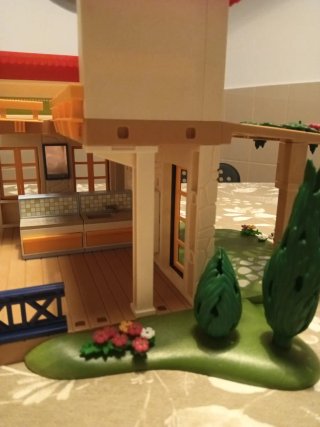 Casita Playmobil con jardín