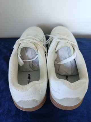 Zapatillas deportivas blancas y azules