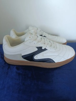 Zapatillas deportivas blancas y azules