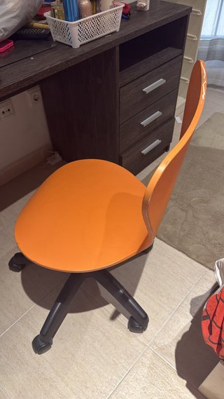 Silla de escritorio naranja con ruedas