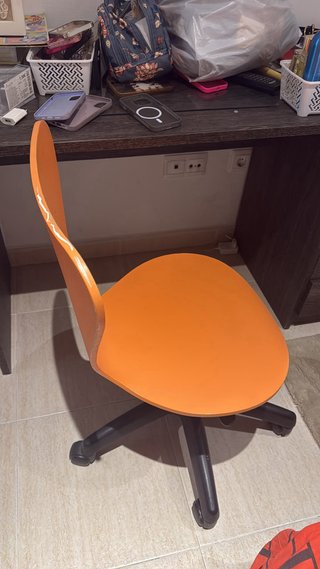 Silla de escritorio naranja con ruedas