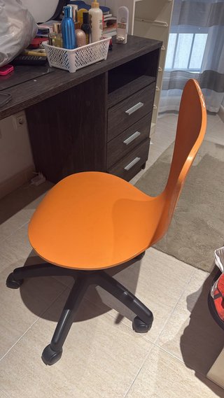 Silla de escritorio naranja con ruedas