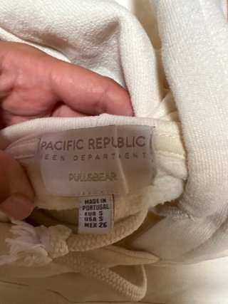 Sudadera blanca con estampado azul