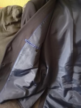 Traje juvenil azul oscuro.
