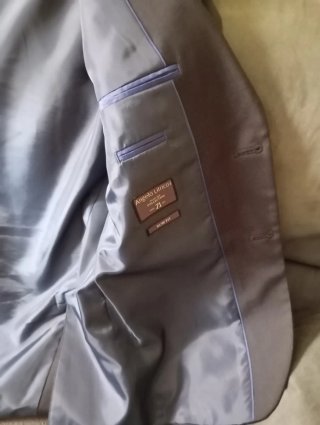Traje juvenil azul oscuro.