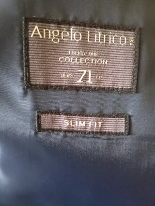 Traje juvenil azul oscuro.