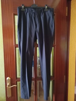 Traje juvenil azul oscuro.