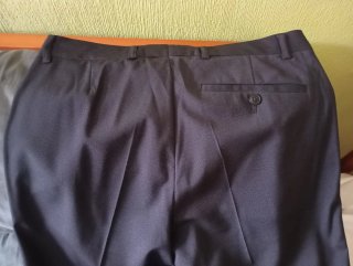 Traje juvenil azul oscuro.