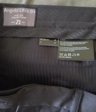 Traje juvenil azul oscuro.