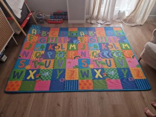 Alfombra infantil acolchada. Reversible.