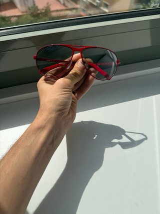 Gafas de sol DKNY montura metálica roja