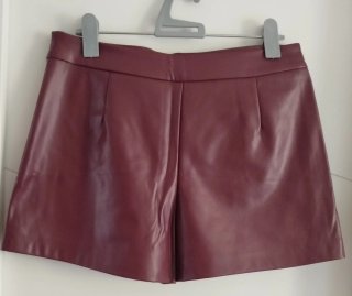 Falda pantalón efecto piel Stradivarius roja
