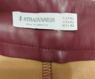 Falda pantalón efecto piel Stradivarius roja