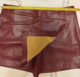 Falda pantalón efecto piel Stradivarius roja